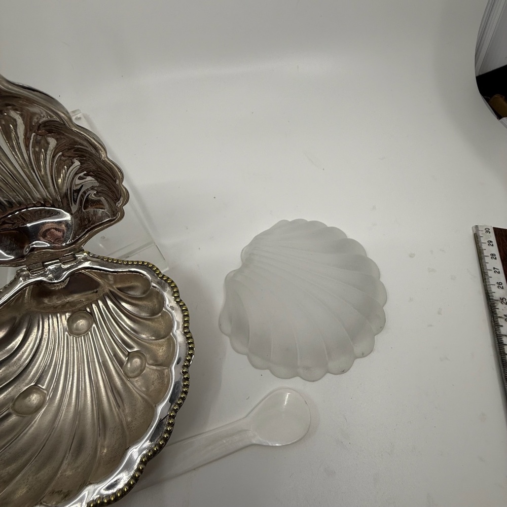 VINTAGE E & JL (E&J LEEK) SILVER PLATE CLAM SHELL BUTTER DISH W/ FROSTED GLASS - Picture 13 of 16